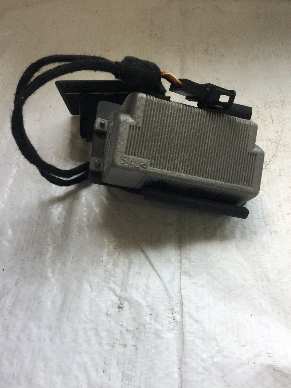Volkswagen VW Touareg 04-07 Rear Trunk Power Outlet Inverter 7L6907155A