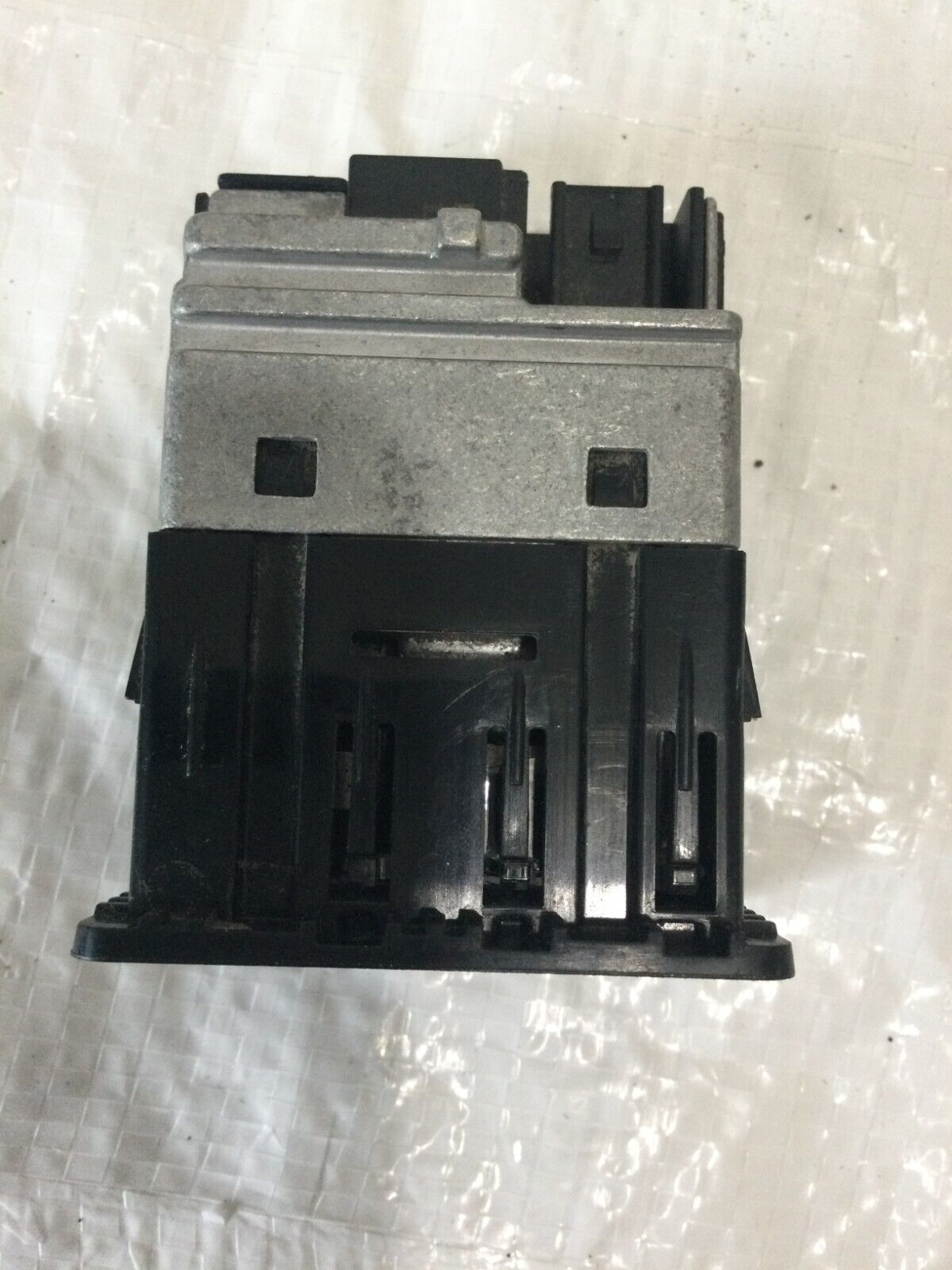 284H3-7FH0A Nissan Rogue 2017-2020 USB and AUX Ports Auxiliary Jack OEM USED