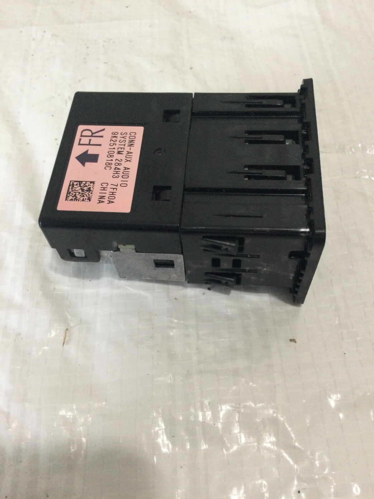 284H3-7FH0A Nissan Rogue 2017-2020 USB and AUX Ports Auxiliary Jack OEM USED
