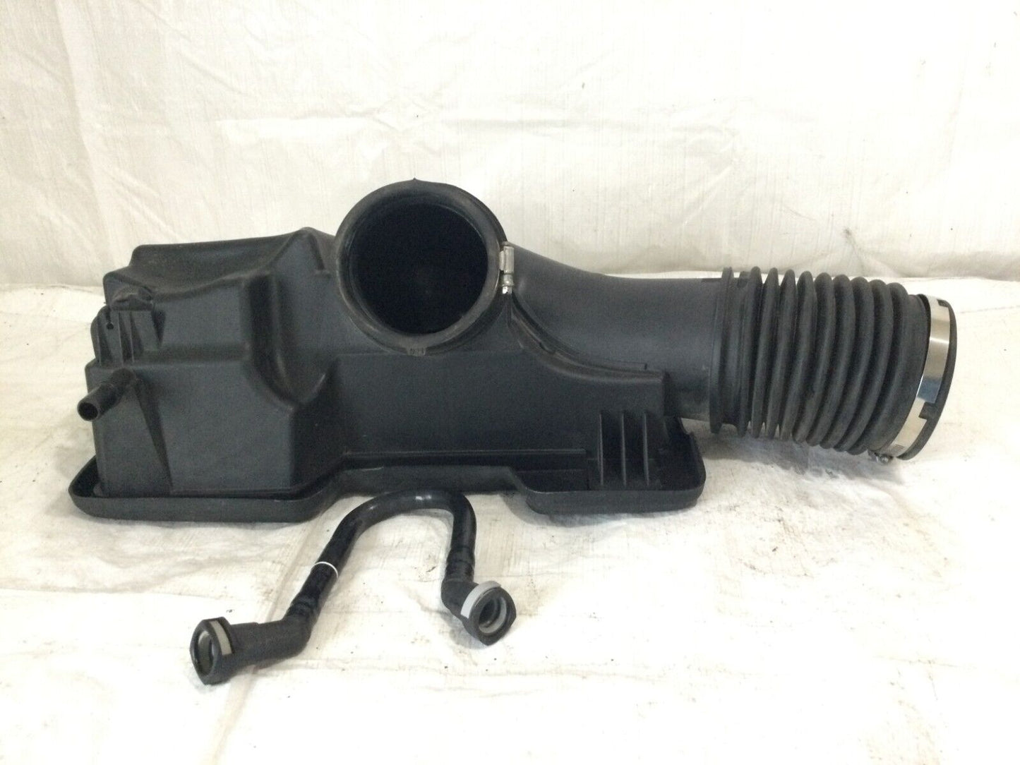 2022-2023 GMC Sierra 1500 6.2L Air Intake Outlet Duct OEM 84467639