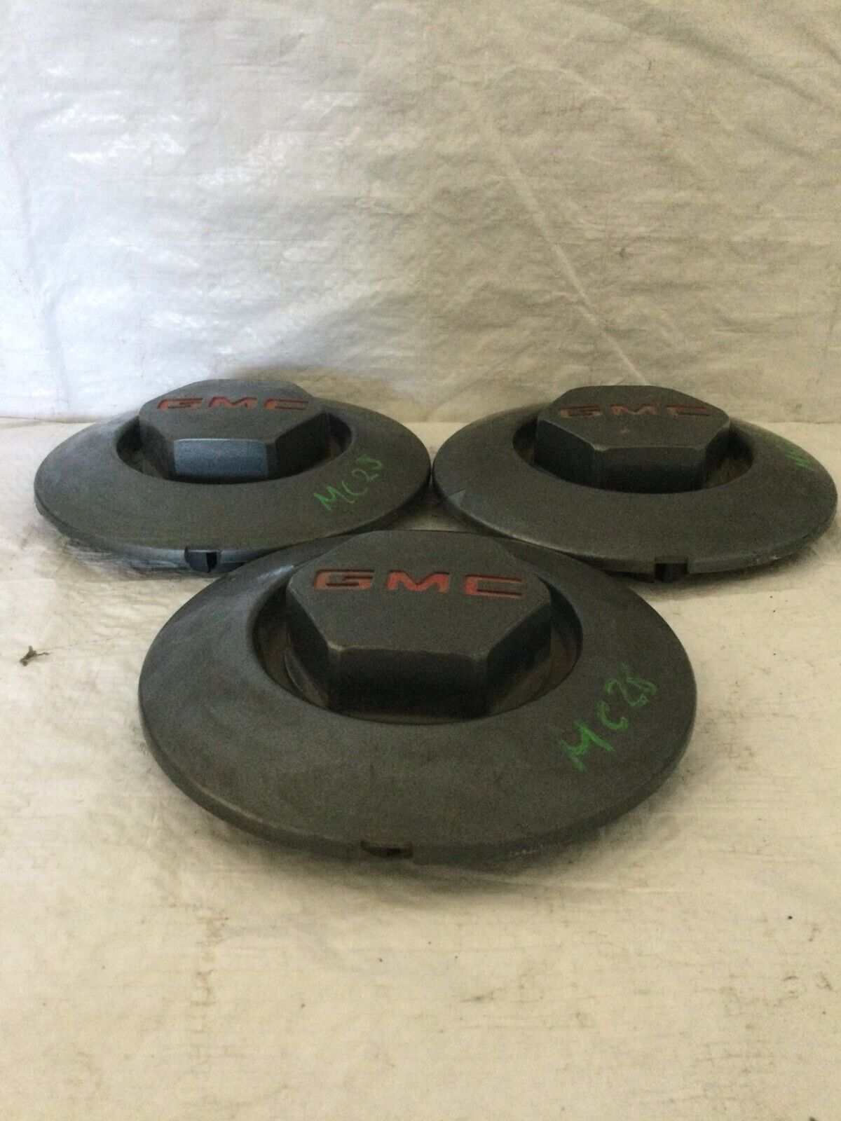 GMC 15998644 wheel center caps Jimmy Sonoma S15 OEM