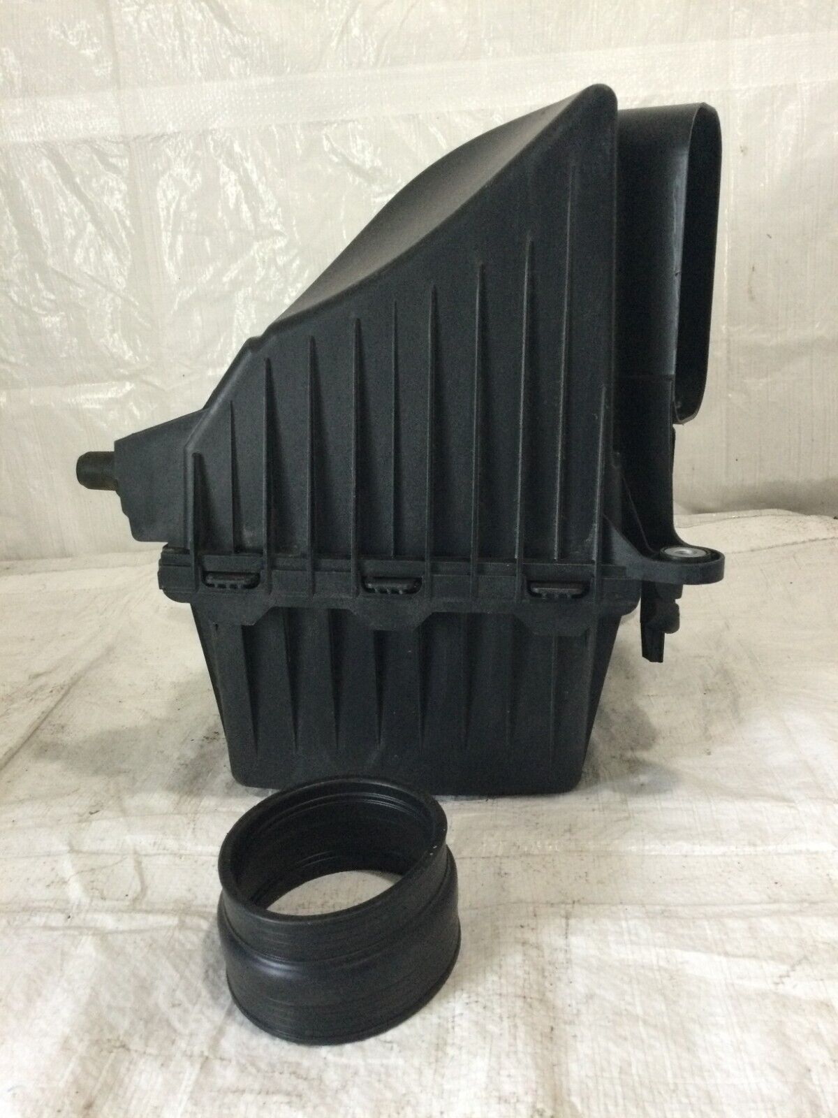 2022-2023 GMC Sierra 1500 6.2L Air Cleaner Filter Box Assembly OEM