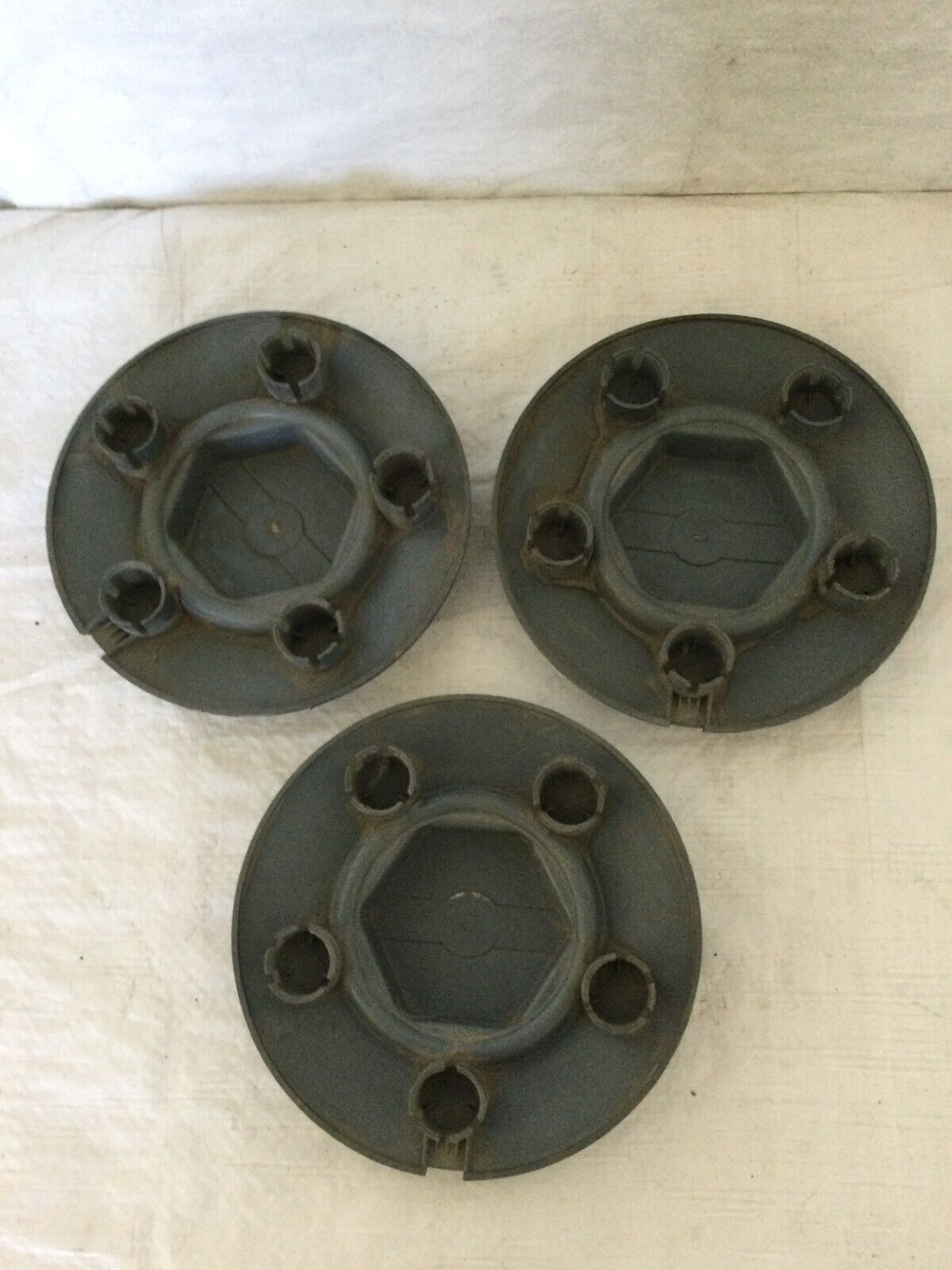 GMC 15998644 wheel center caps Jimmy Sonoma S15 OEM