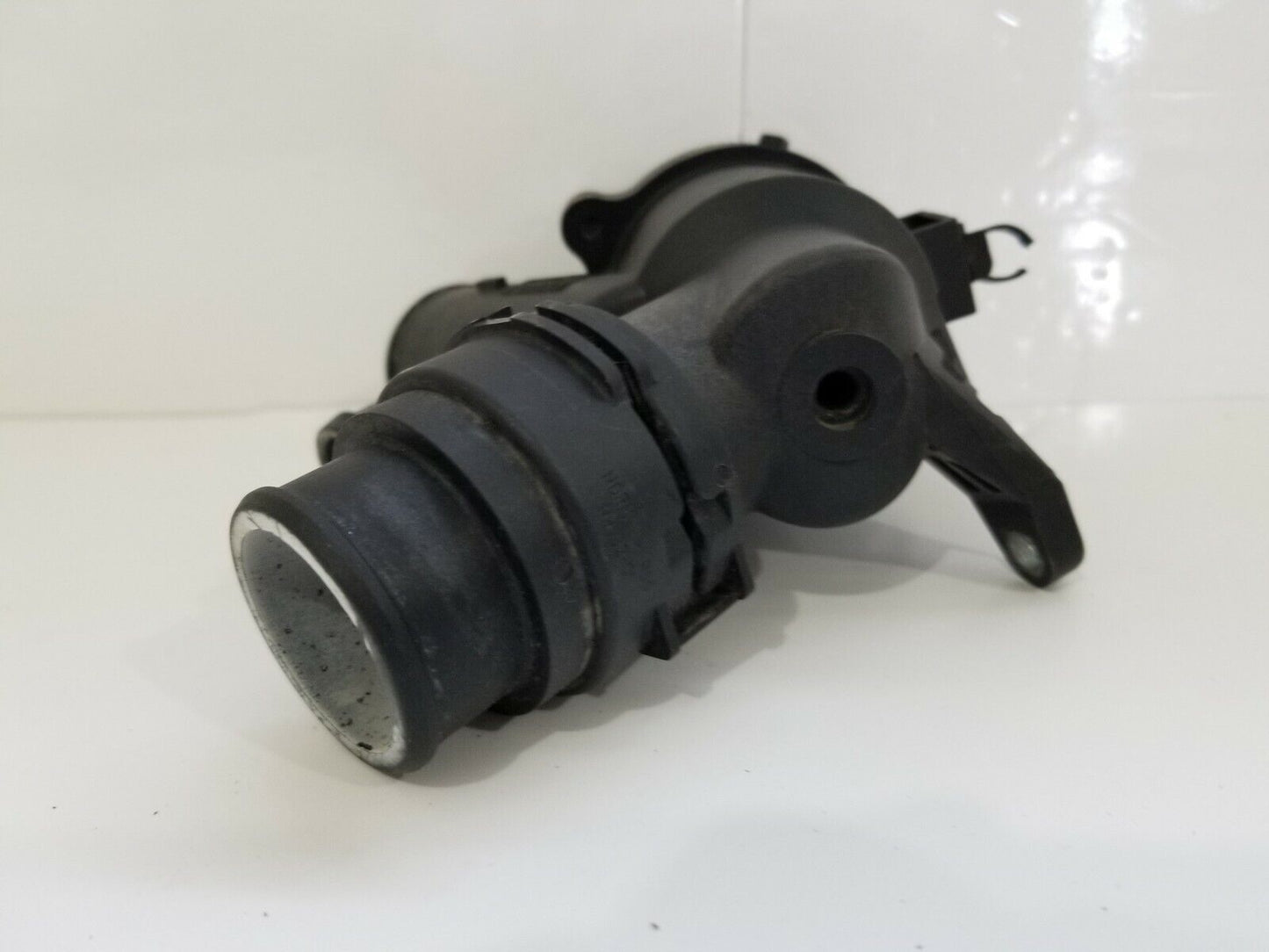 Land Rover LR4 2010-2013 OEM Thermostat Housing 5.0L V8