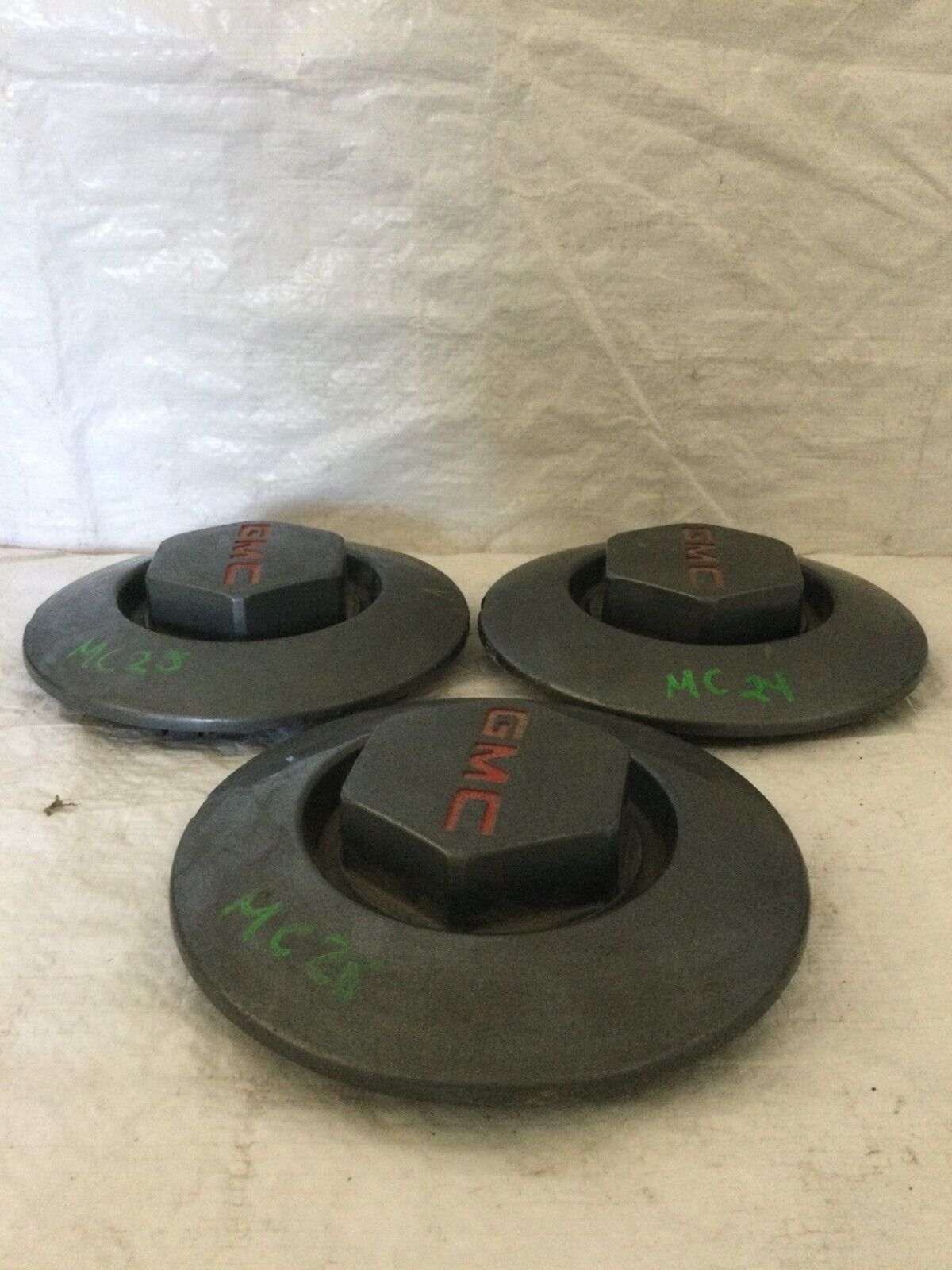 GMC 15998644 wheel center caps Jimmy Sonoma S15 OEM