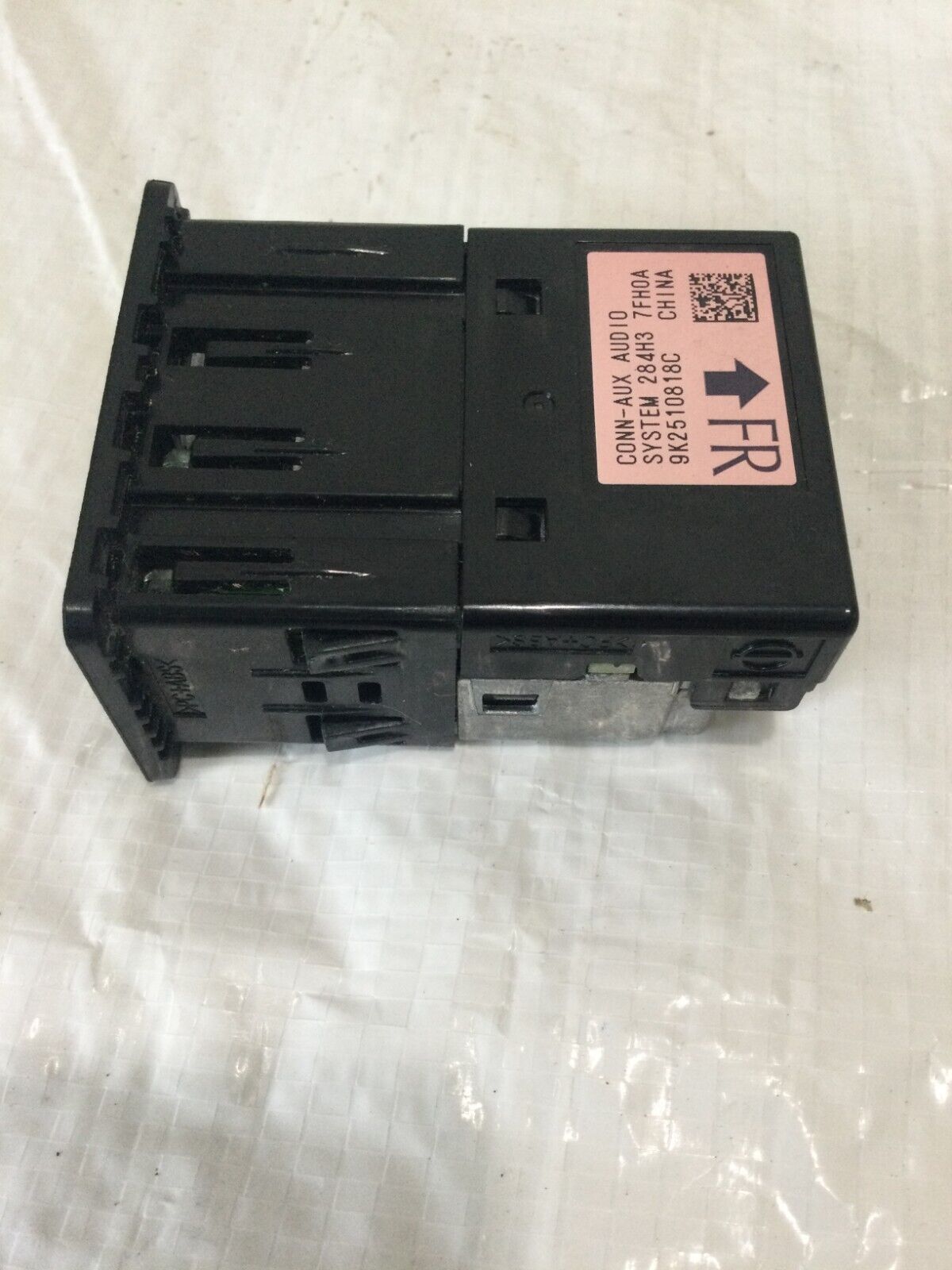 284H3-7FH0A Nissan Rogue 2017-2020 USB and AUX Ports Auxiliary Jack OEM USED