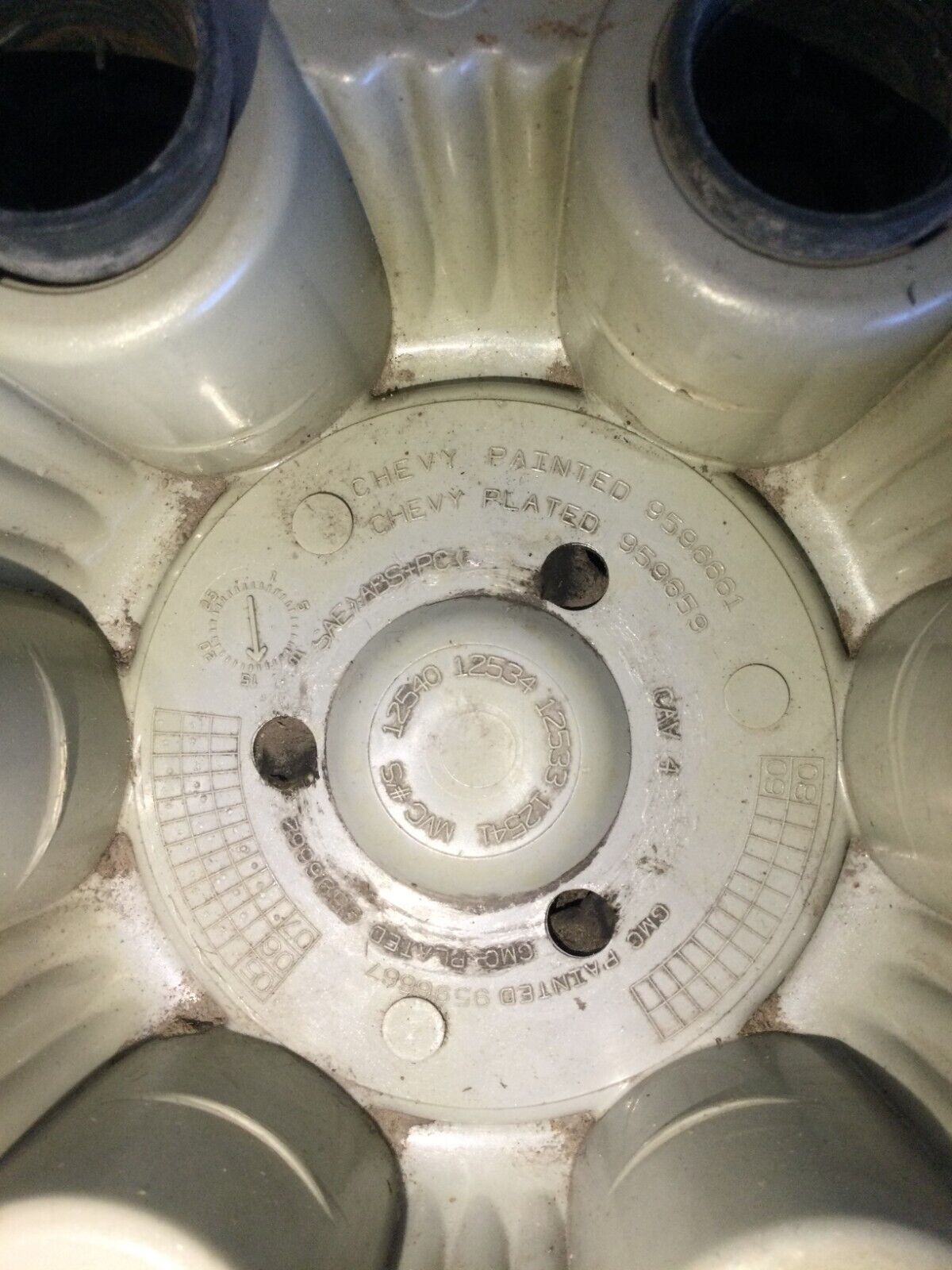 Chevy Tahoe Silverado 1500 Astro Suburban 6 Lug OEM Wheel Center Cap 9596661