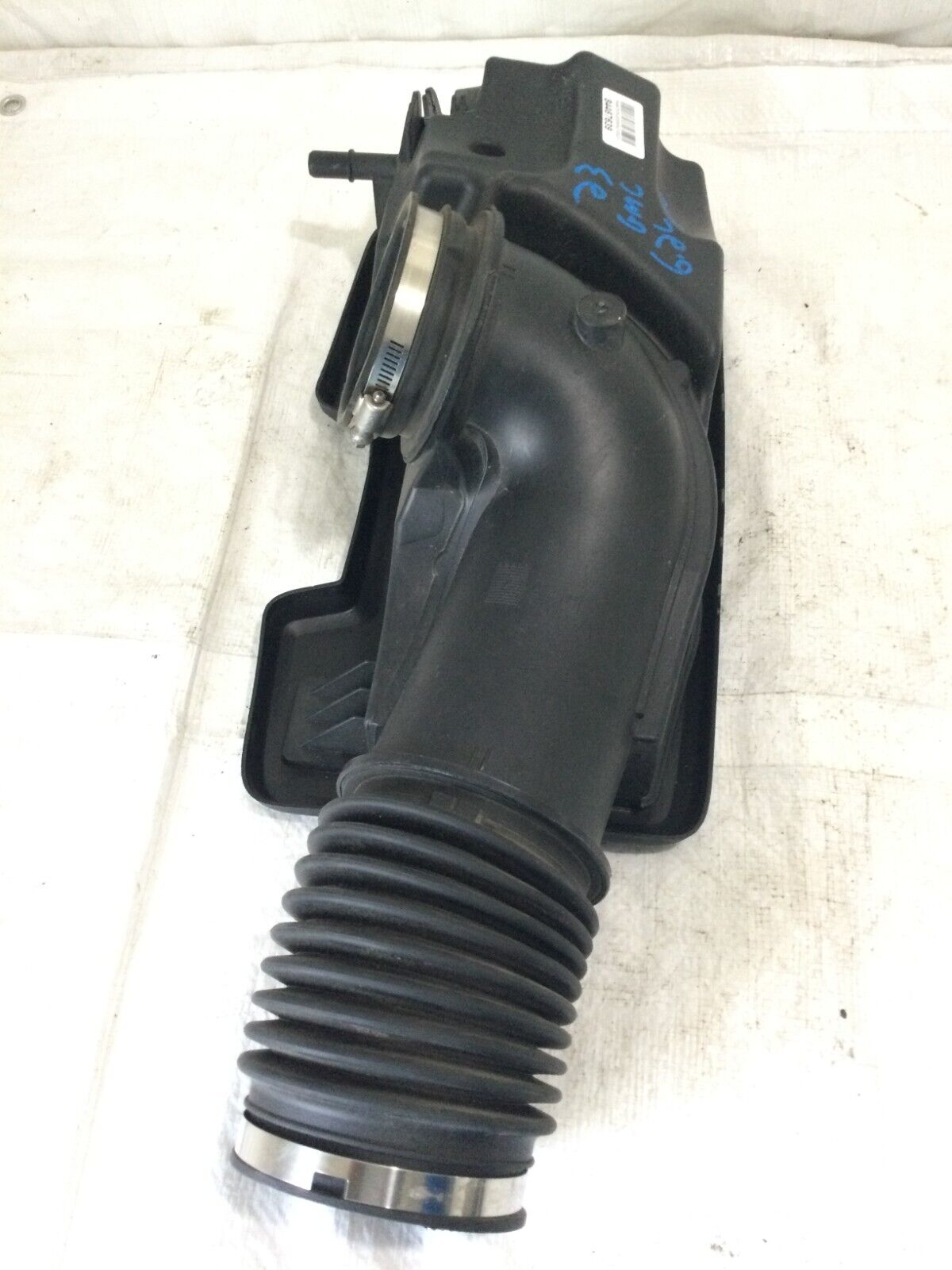 2022-2023 GMC Sierra 1500 6.2L Air Intake Outlet Duct OEM 84467639