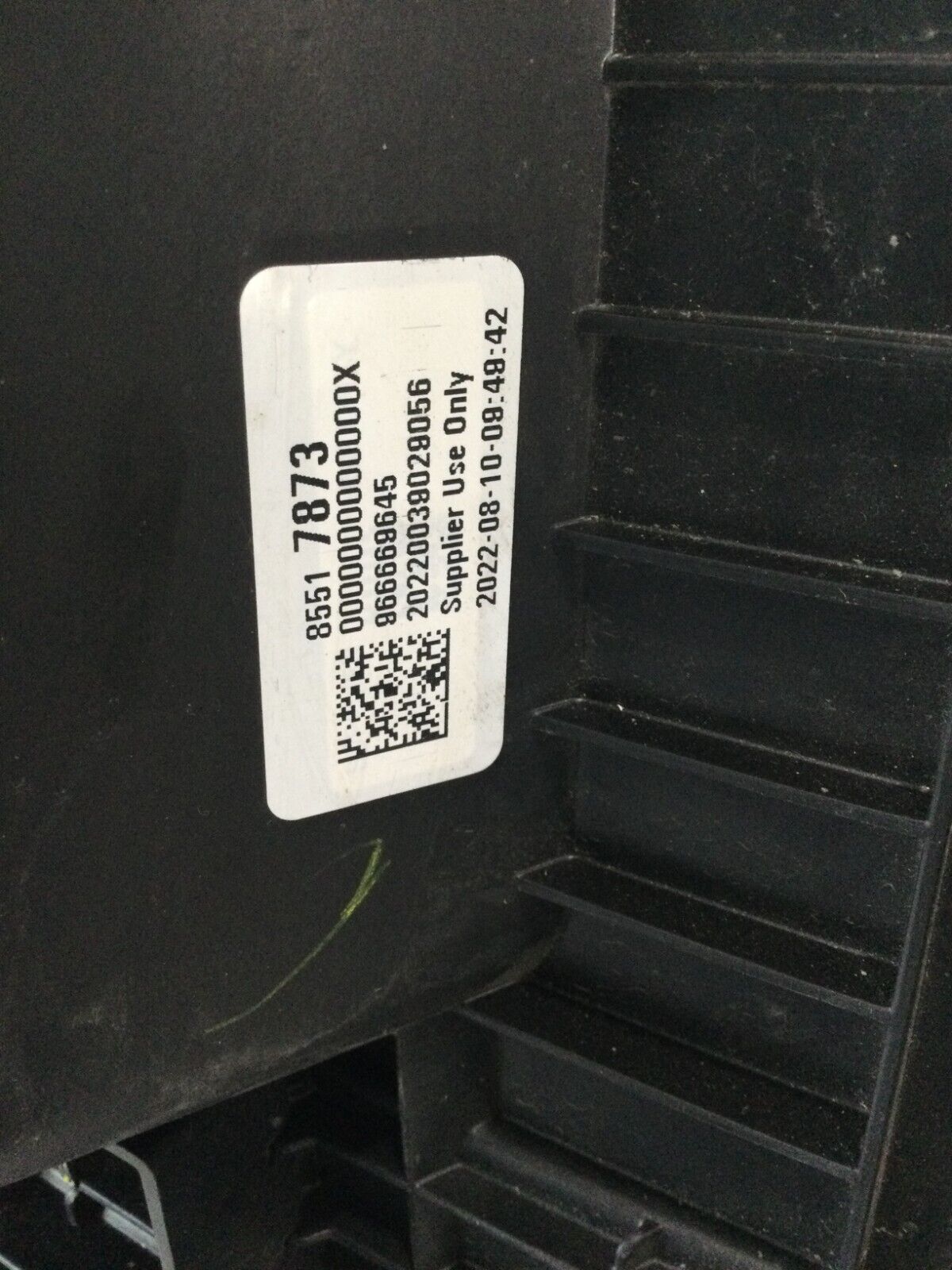 2022-2023 GMC Sierra 1500 6.2L Air Cleaner Filter Box Assembly OEM
