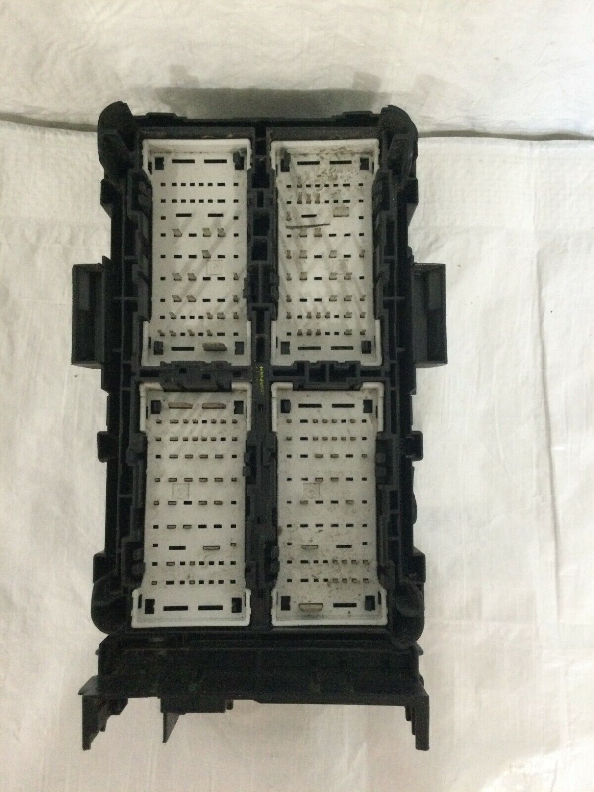 Buick 2018-2019 Regal Sportback 2.0L L4-Fuse Box Fuse & Relay Box 39116632 OEM