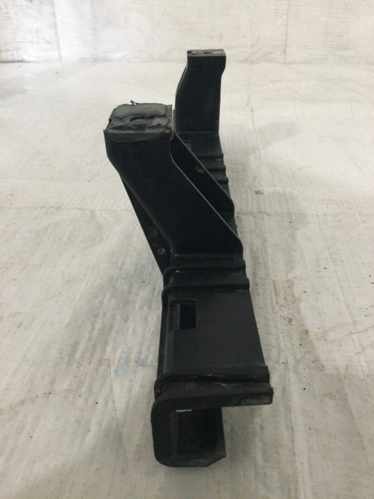 2020 Chevrolet Silverado 1500 Door Window Glass Channel Bracket Right OEM