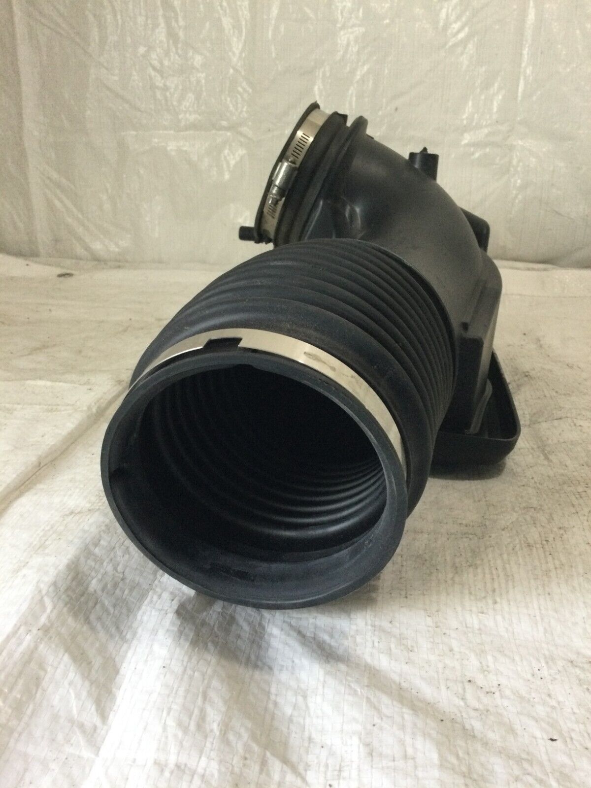 2022-2023 GMC Sierra 1500 6.2L Air Intake Outlet Duct OEM 84467639