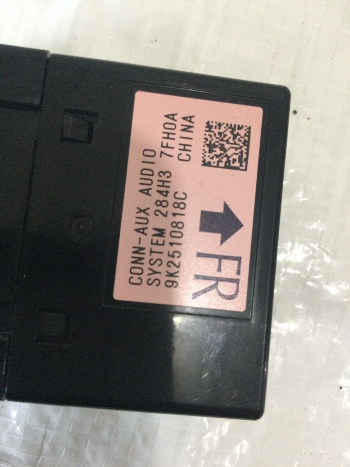 284H3-7FH0A Nissan Rogue 2017-2020 USB and AUX Ports Auxiliary Jack OEM USED