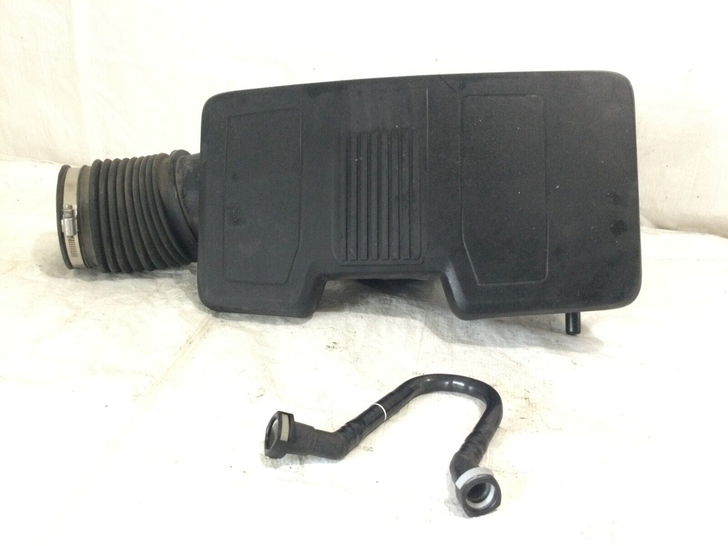 2022-2023 GMC Sierra 1500 6.2L Air Intake Outlet Duct OEM 84467639
