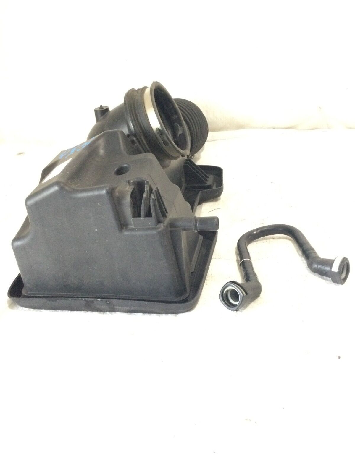 2022-2023 GMC Sierra 1500 6.2L Air Intake Outlet Duct OEM 84467639