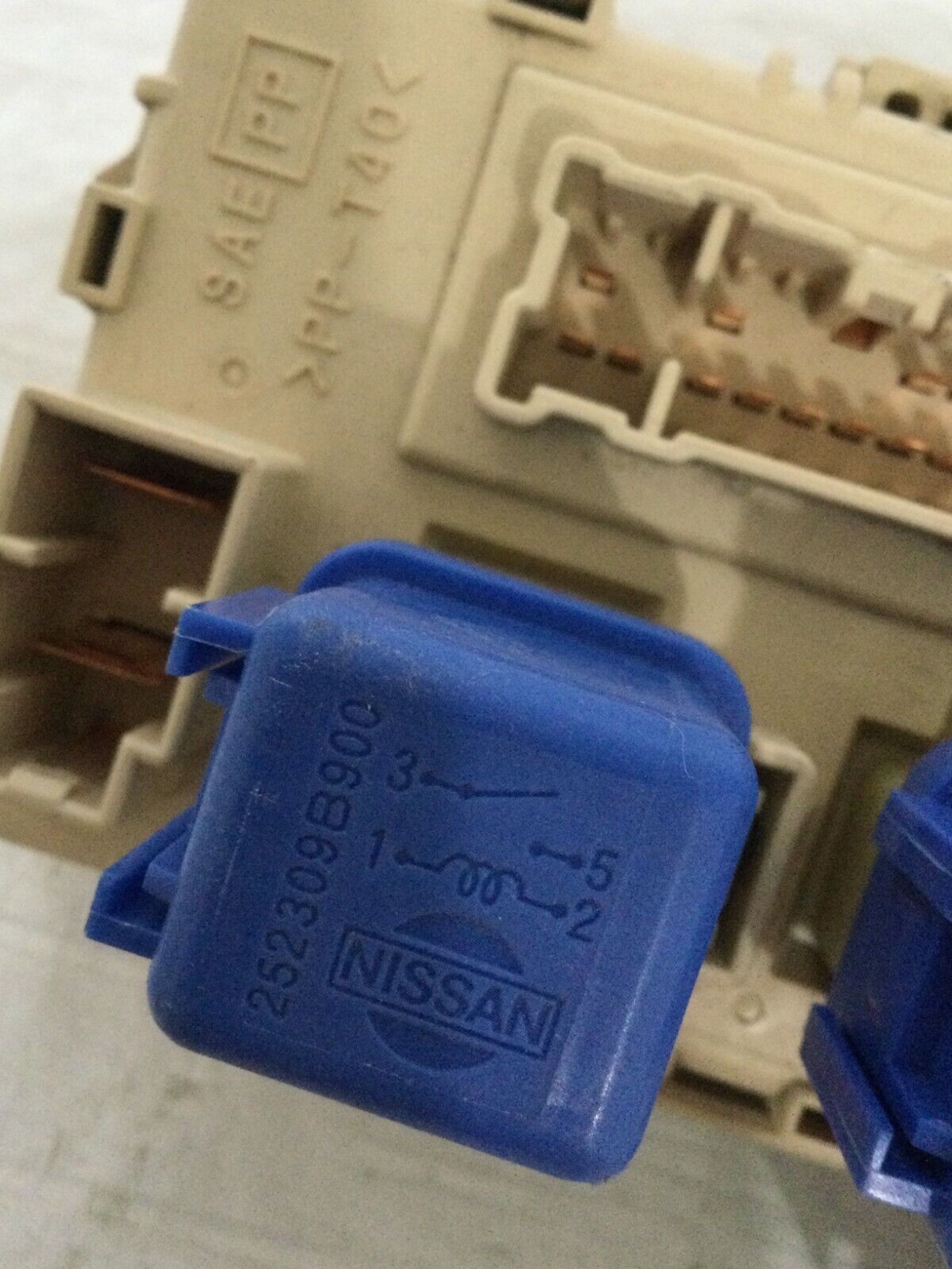 2001 Nissan Xterra Cabin Fuse Box OEM 