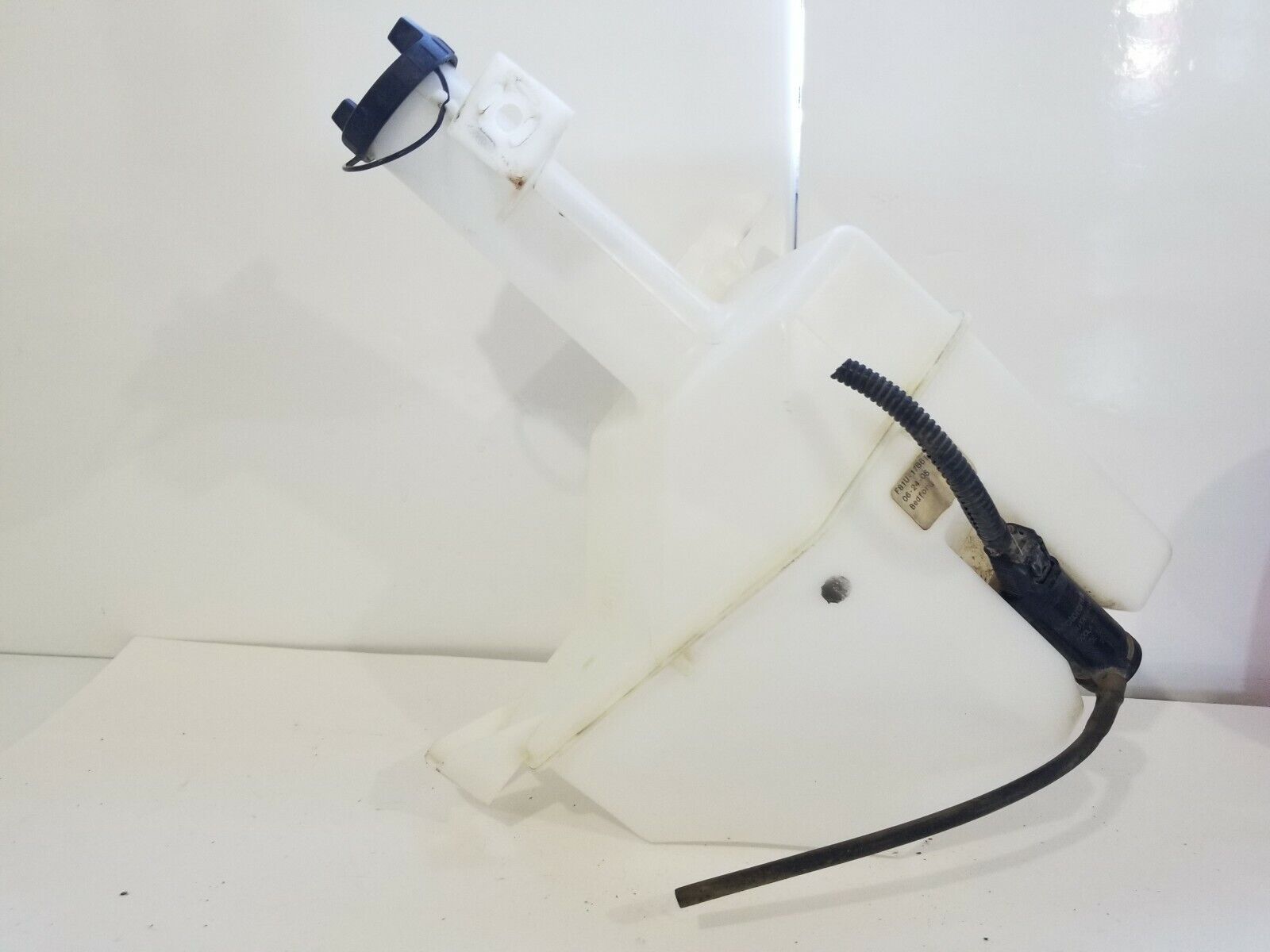 2006 Ford F-350 Super Duty Windshield Washer Fluid Reservoir Tank OEM