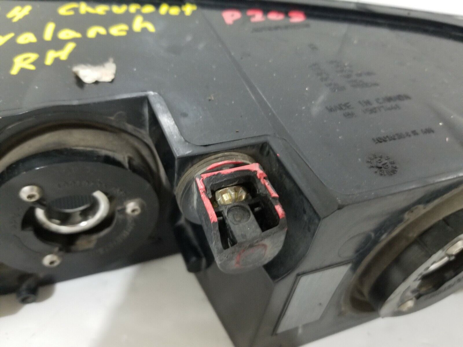 2004 Chevrolet Avalanche 1500 Right Passenger Side Headlight OEM RH