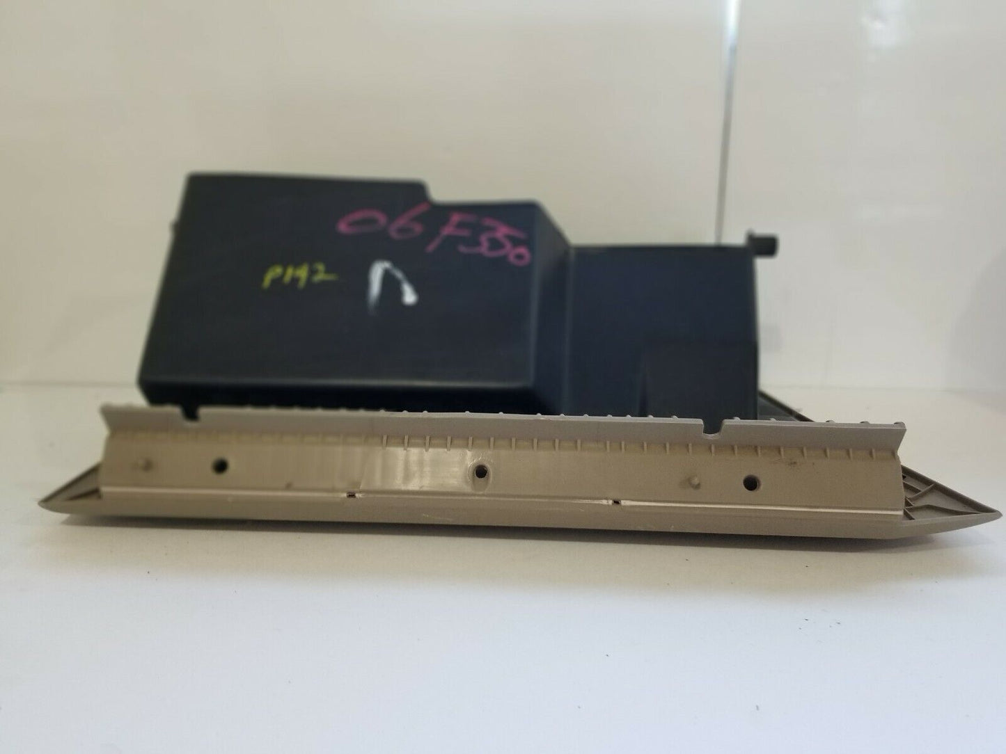 2006 Ford F350SD F-350SD Super Duty Center Dash Compartment Storage Box OEM