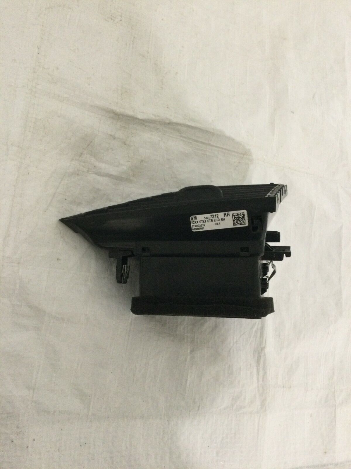 2018-2020 Buick Regal Preferred II Dash Right Center Air Vent OEM 39017312