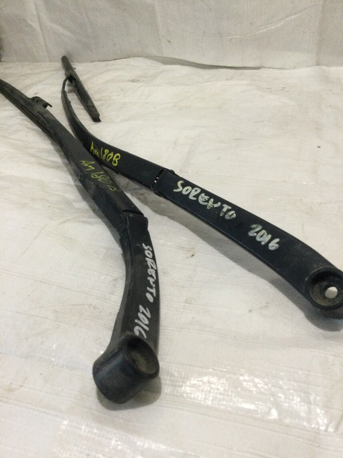 2016-2020  Kia Sorento Front Wiper Arm Set OEM Left Right