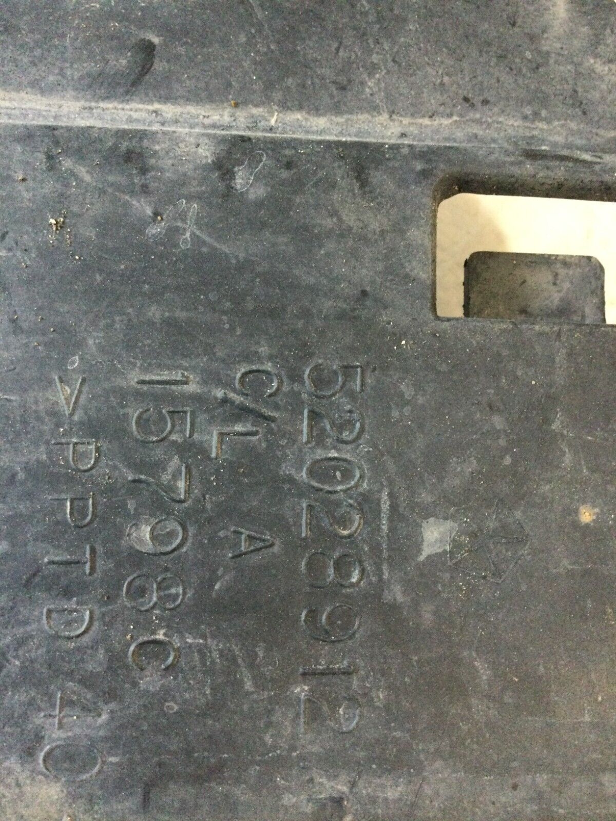 2004 Dodge Ram 1500 Cooling Fan Shroud 52028912 OEM