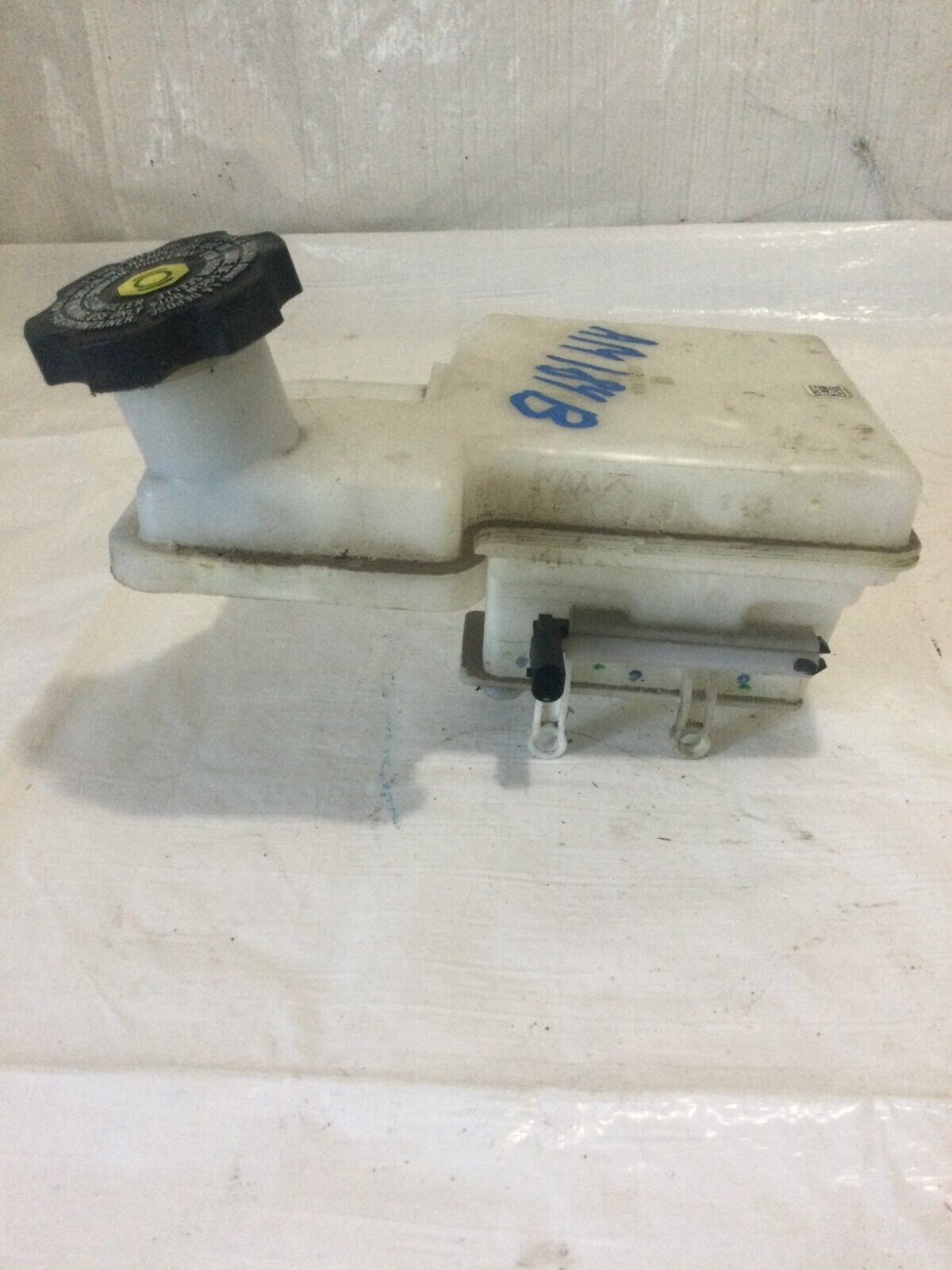 2019-2022 Gmc Sierra 1500 Brake Master Cylinder Reservoir Bottle Tank OEM