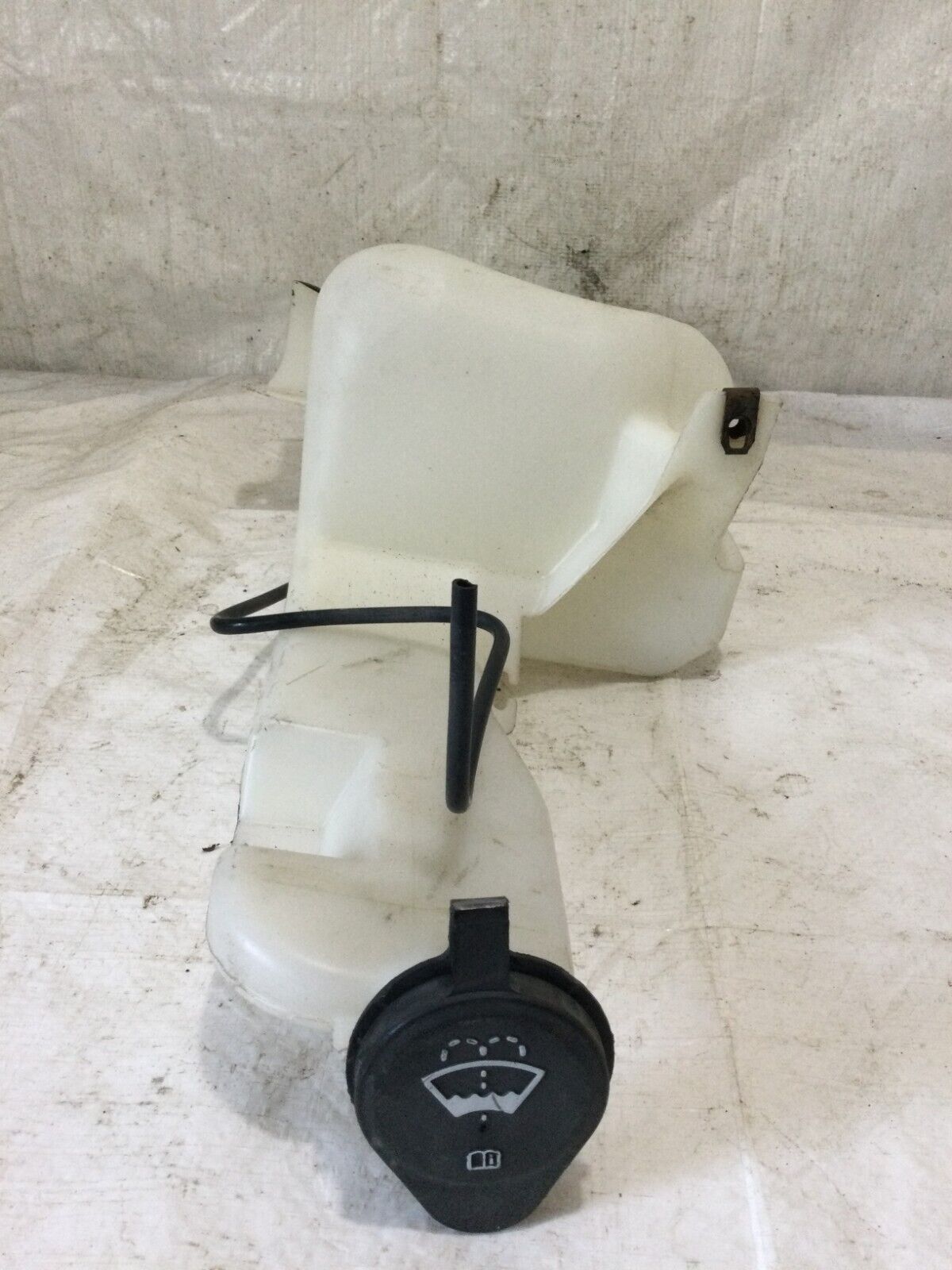 2004 Chevrolet Silverado 1500  Windshield Washer  Bottle  15073651 OEM