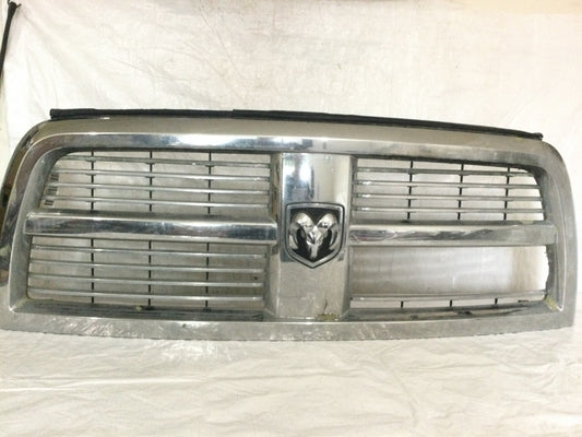2010 Dodge Ram 2500 Grille OEM MINOR CHROME PEELING