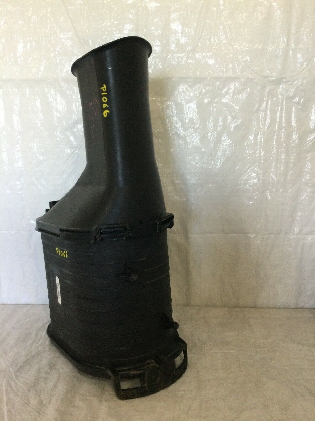 2005 Ford F-350SD Air Filter Box Assembly OEM 