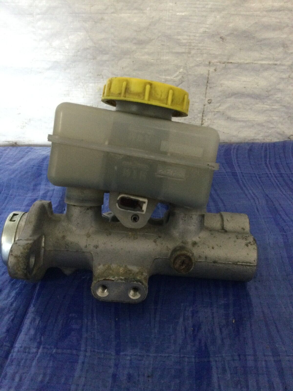 2001 Nissan Xterra Master Cylinder W/ Reservoir OEM