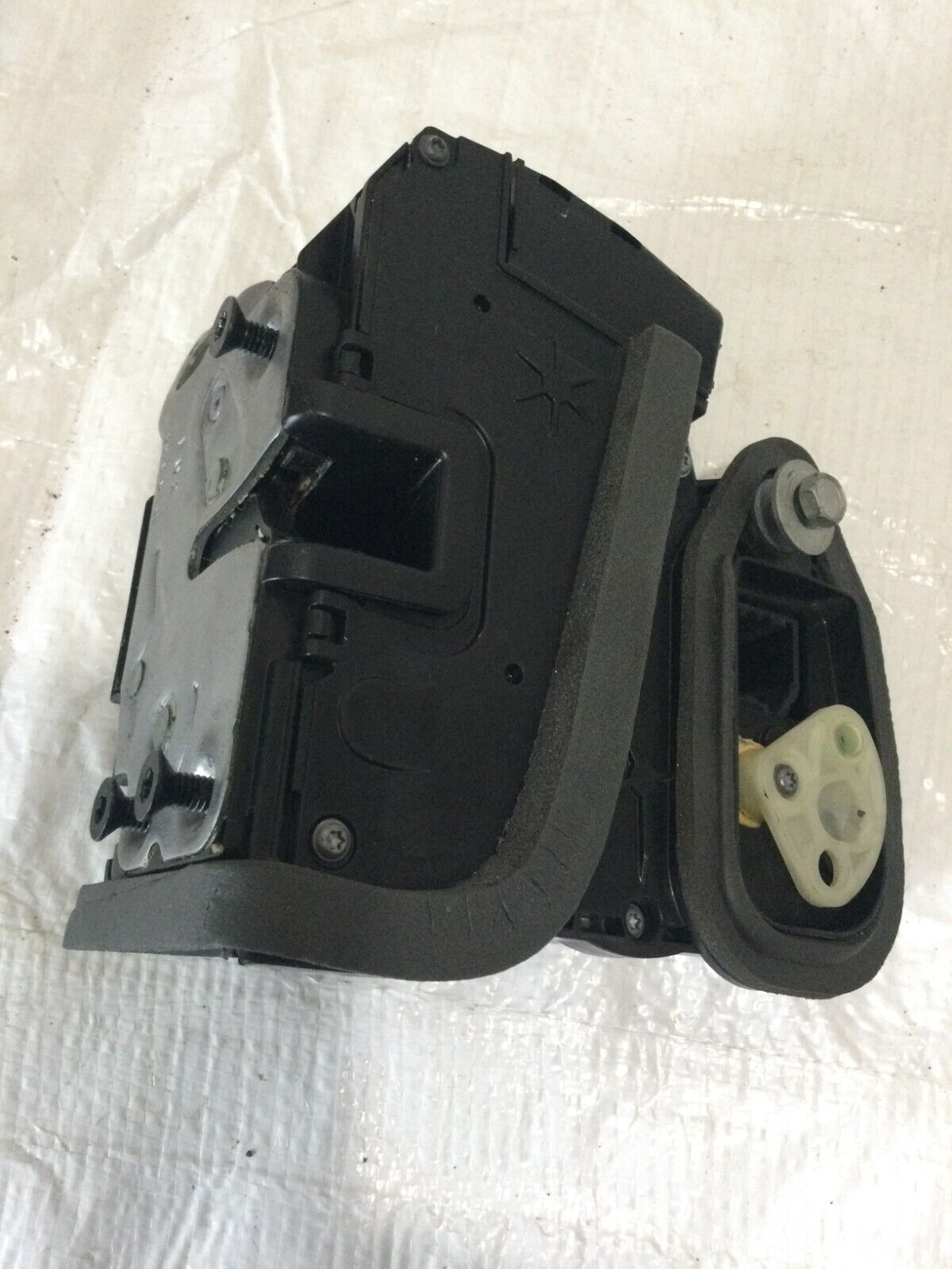 2019  Chevrolet Silverado 1500 Front  Left Side Door Lock Assembly  13597530 OEM