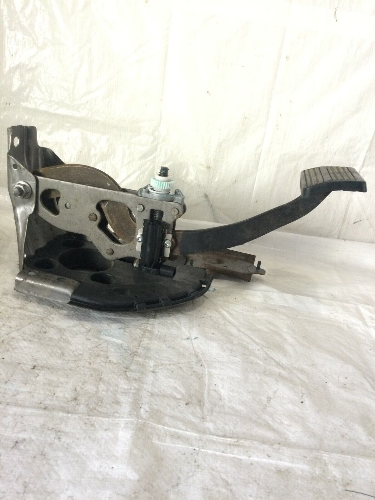 2007-2011 Cadillac Escalade ESV Brake Pedal OEM