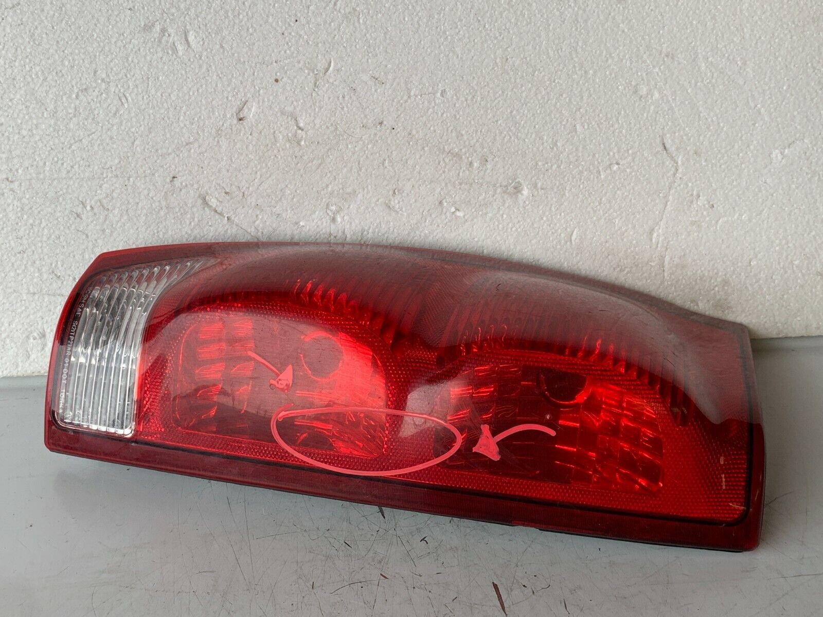 2002-2006 Chevrolet Avalanche Rear Left Driver Side Tail Light Lamp OEM 15771437