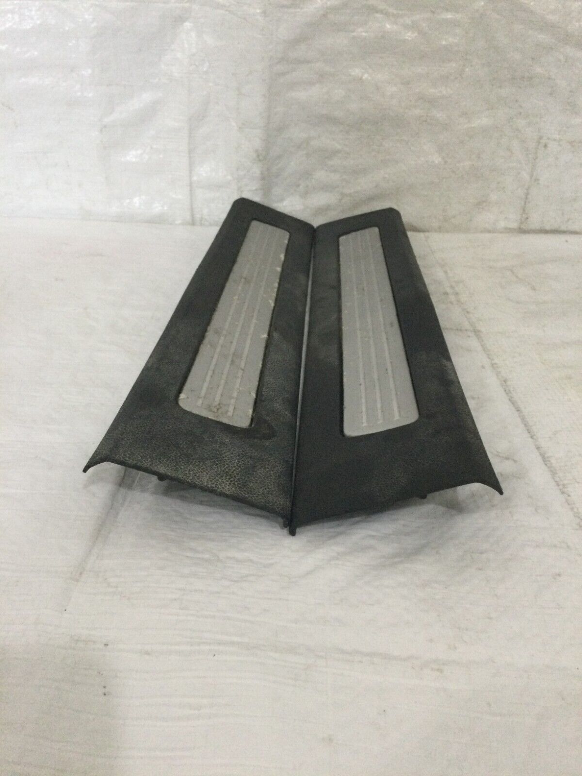 2007-2008 Chevrolet Avalanche Left Right Rear Sill Plate OEM 5848344