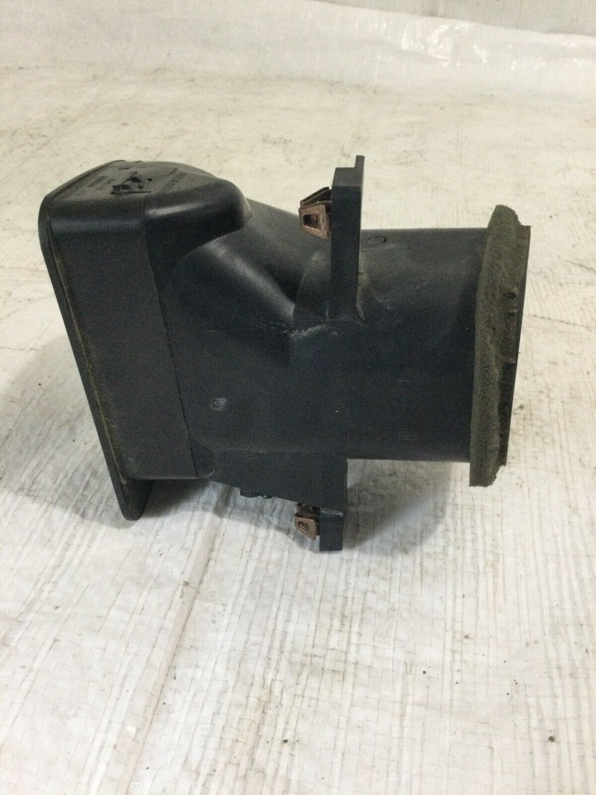 2006 GMC Sierra 2500HD Left Front Dash Air Vent OEM  15771300