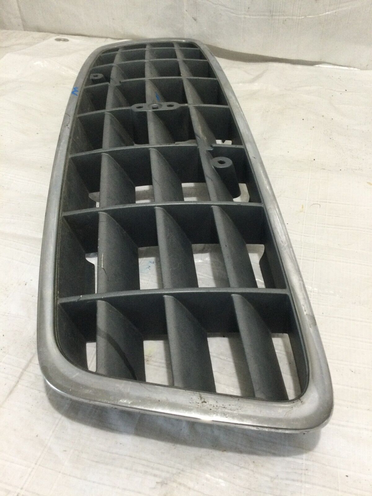 2001-2007 Volvo SW XC70 Front Bumper Upper Center Grille 9190986 9190985 OEM