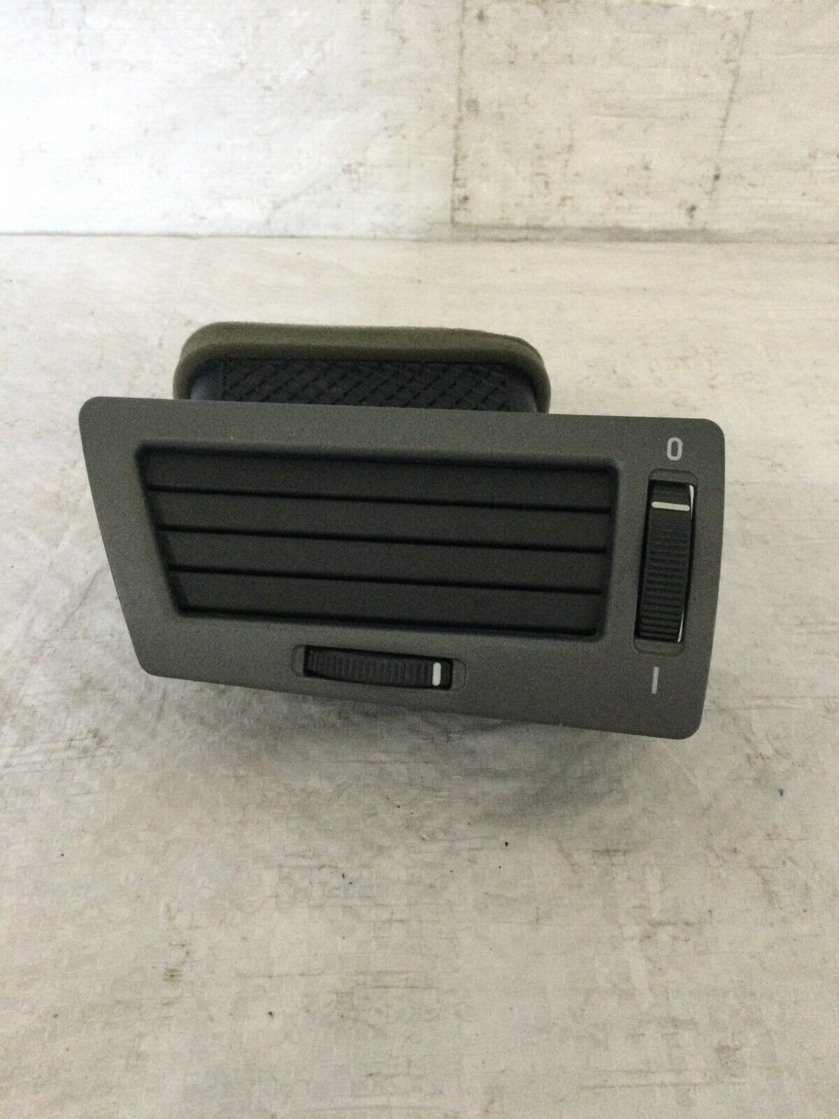  2004 BMW 745i E65/E66 Left Driver Dash Air Vent OEM 8223333 LH