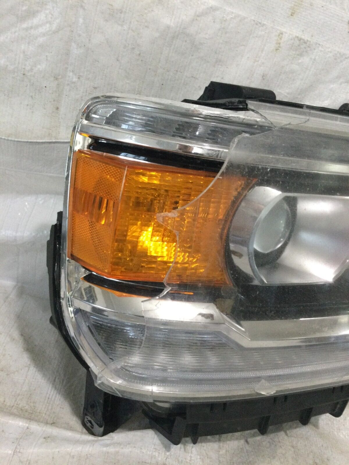 2017 GMC SIERRA 2500 3500 Right Headlight OEM 84180593 ( DAMAGED )