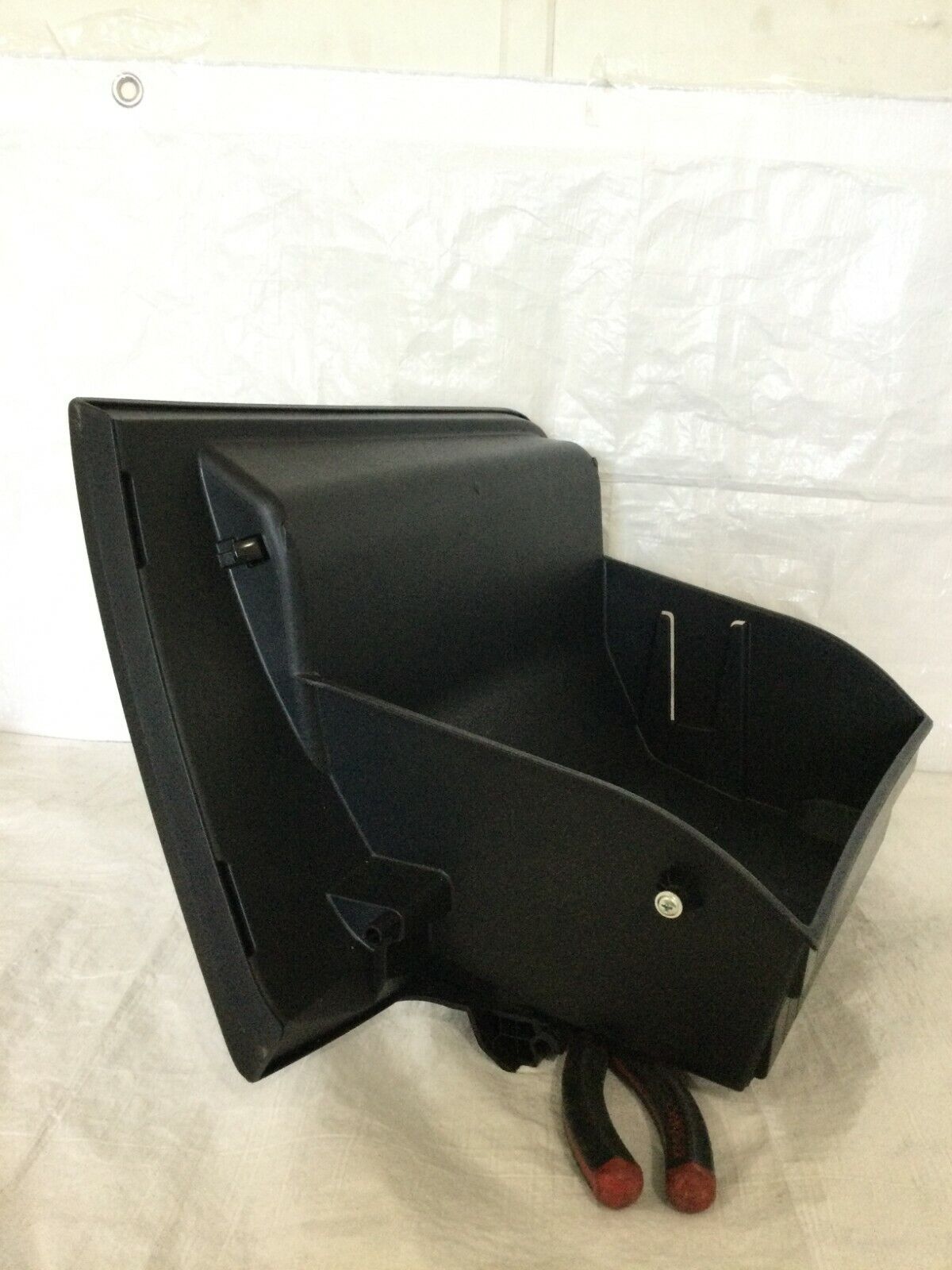 2019 Nissan Rogue Glove Box Assembly OEM 6851004BA0A/B 