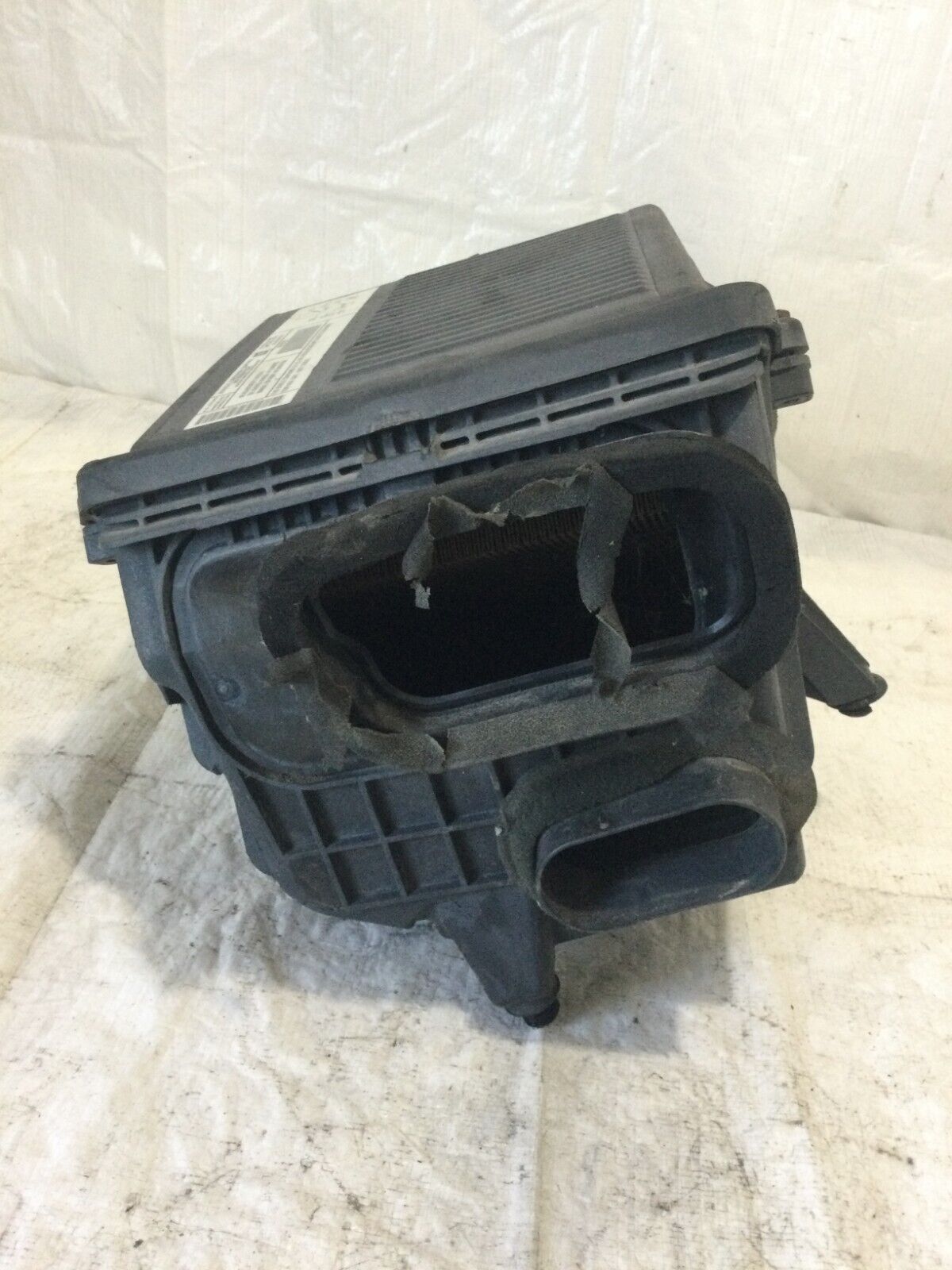 2005 Cadillac Esclade Air Box Cleaner Filter Assembly OEM