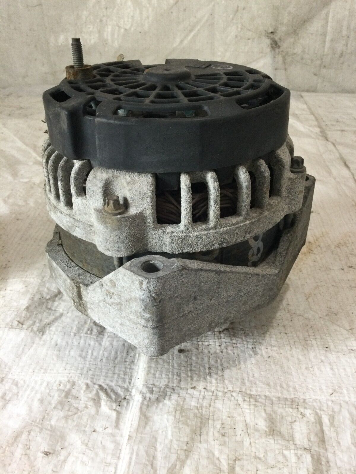 2007 Cadillac Escalade Alternator Motor OEM ( DAMAGED CASE )