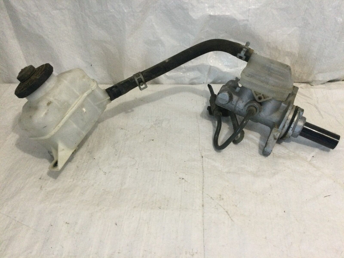 2003 Toyota Highlander Master Brake Cylinder W/ Reservoir OEM