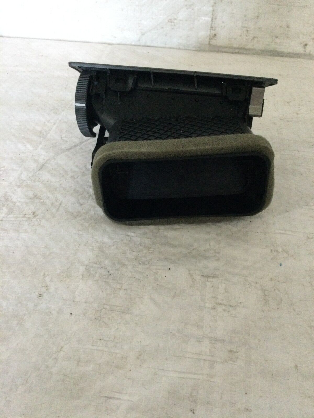  2004 BMW 745i E65/E66 Left Driver Dash Air Vent OEM 8223333 LH