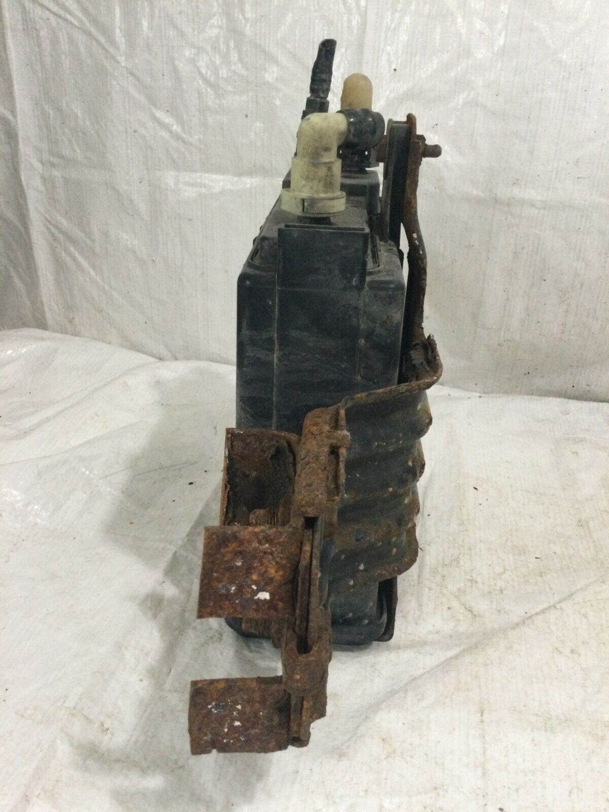 2007 Cadillac Escalade Fuel Evaporator Canister 15220023 OEM