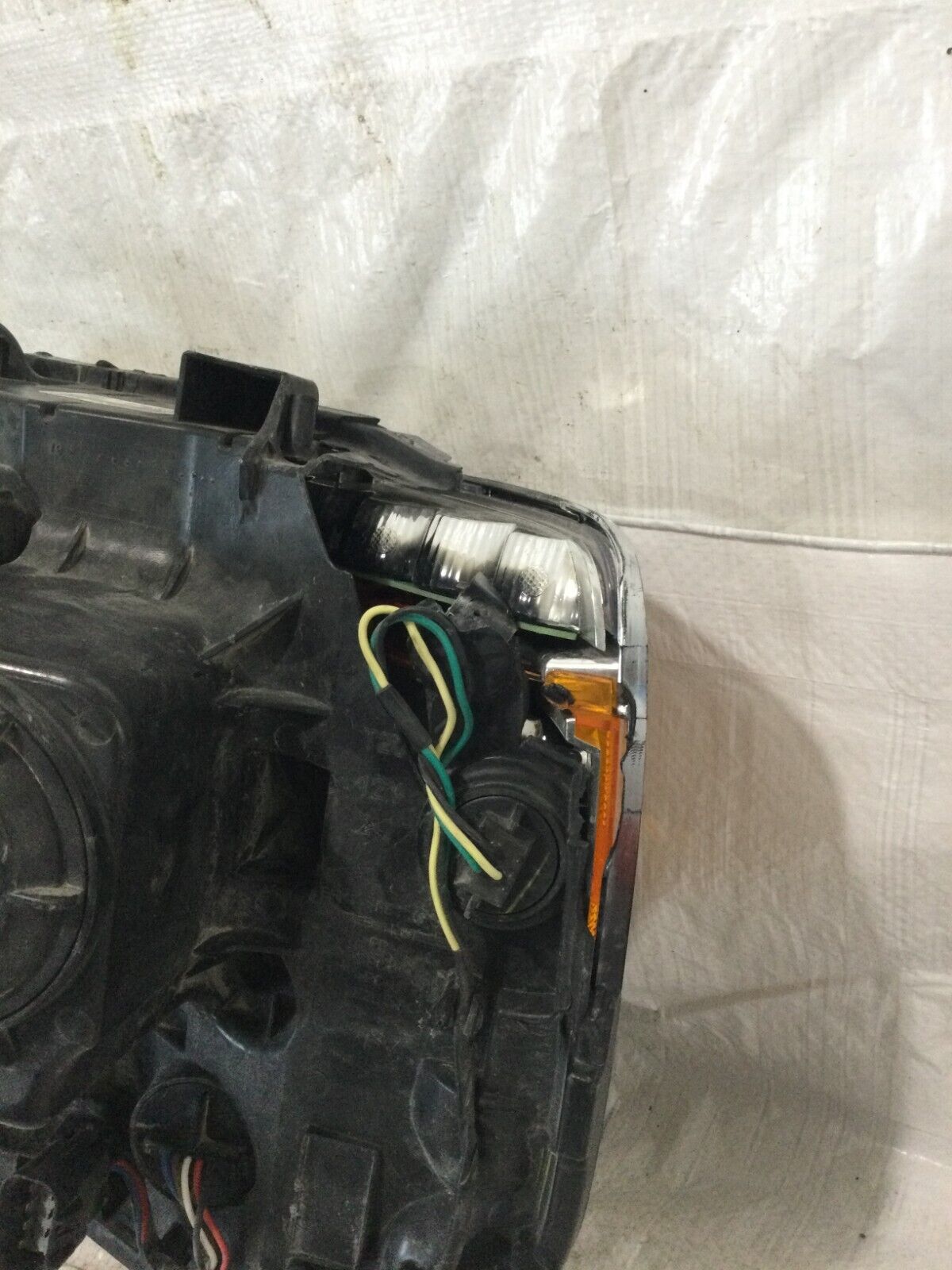 2017 GMC SIERRA 2500 3500 Right Headlight OEM 84180593 ( DAMAGED )