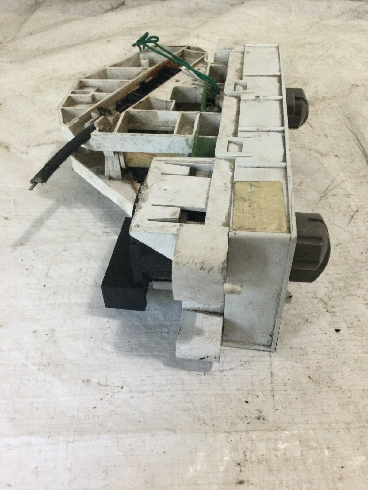 2002 Nissan Frontier A/C Heater Climate Control Unit OEM ( Missing Middle Knob )