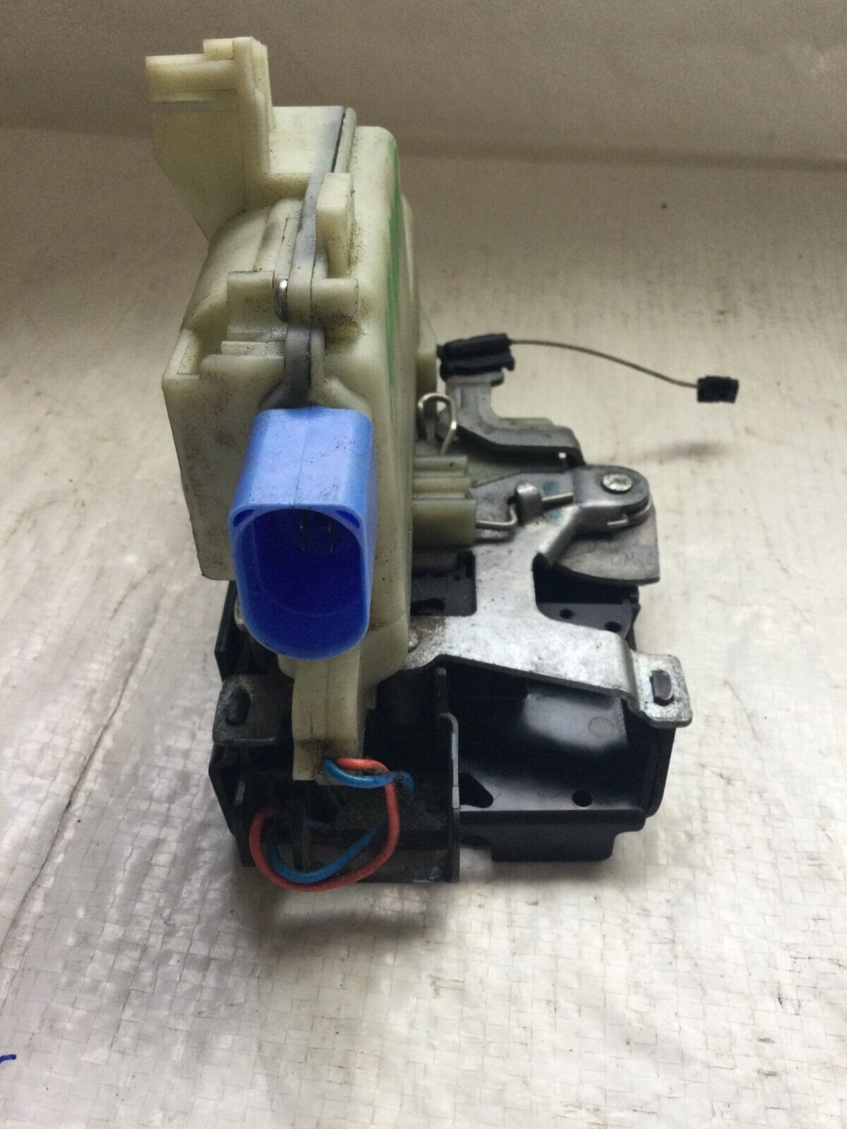 2006 Volkswagen Jetta Front Left Door Lock Actuator OEM