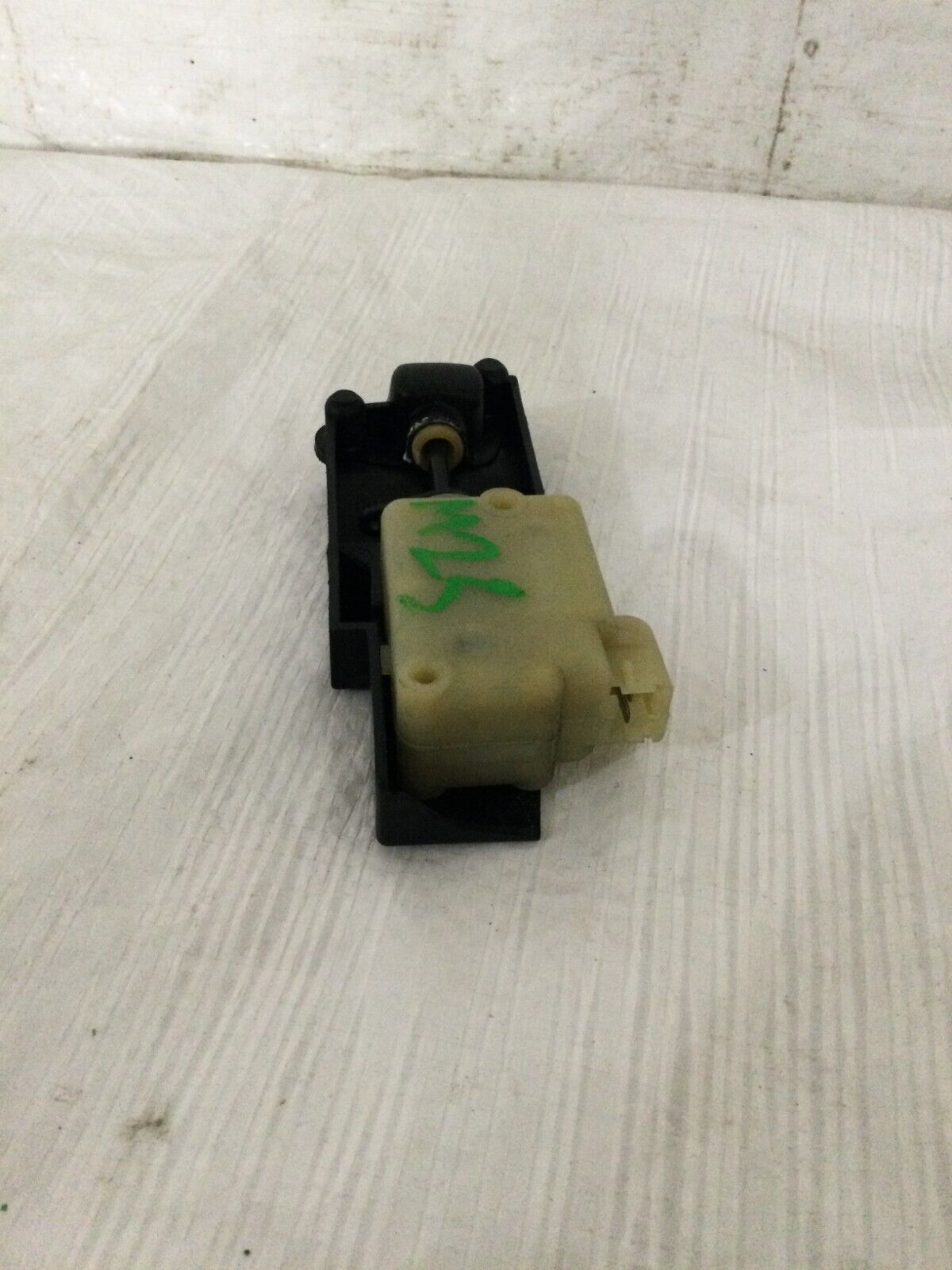 2004 Volvo S60 Fuel Filler Flap Solenoid Motor OEM 9483311