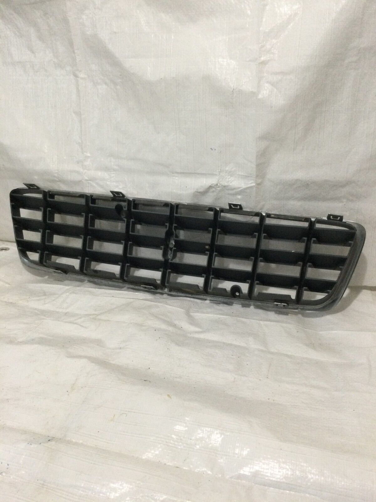 2001-2007 Volvo SW XC70 Front Bumper Upper Center Grille 9190986 9190985 OEM